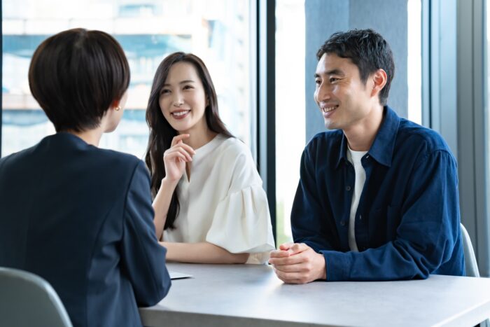 仙台市太白区の不動産売却を不動産会社に相談する夫婦イメージ画像｜宮城県・福島県・茨城県の不動産会社『イエステーション』