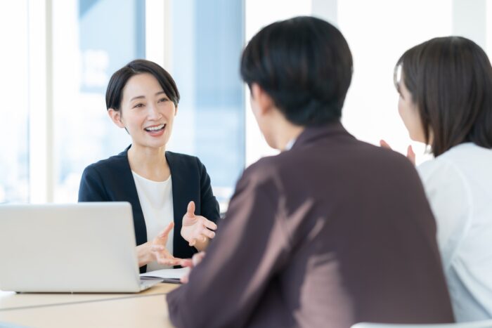 土地が売れず不動産会社に相談する夫婦|宮城県・福島県・茨城県の不動産会社『イエステーション』