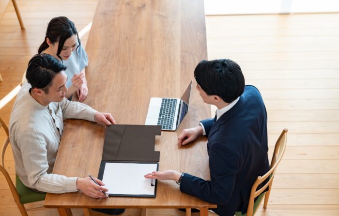 仙台市太白区の不動産売却を不動産会社に相談する夫婦イメージ画像｜宮城県・福島県・茨城県の不動産会社『イエステーション』