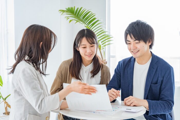 住宅ローンの資金計画をたてる夫婦