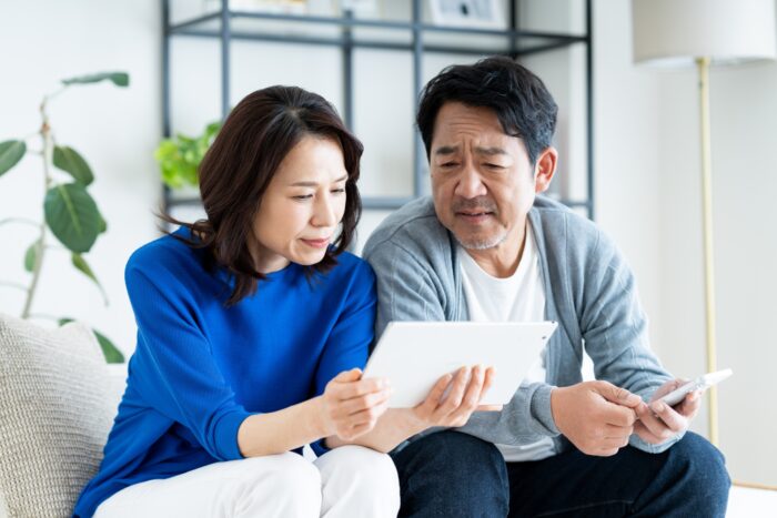 住宅ローン破綻不安のある夫婦イメージ