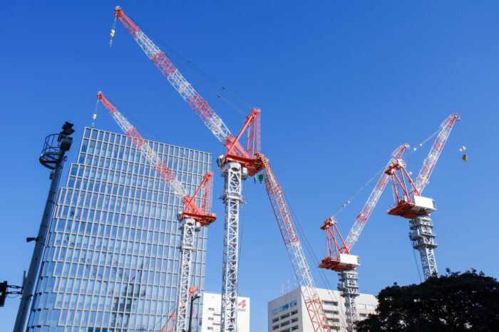 新築マンションの供給と将来的な転売規制・税制改正が議論される建設現場