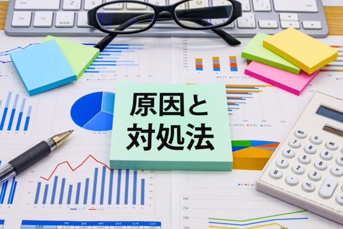 住宅ローンが実行されない決済トラブルの原因と対処法を表す付箋とグラフ・電卓