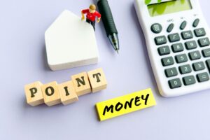 不動産の決済トラブルのポイントとお金を表す家の模型・電卓・POINTとMONEYのブロック