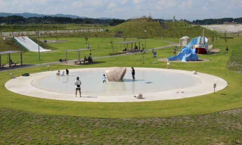 ▲公園内は芝生があるので裸足で駆け回る子どもたち。