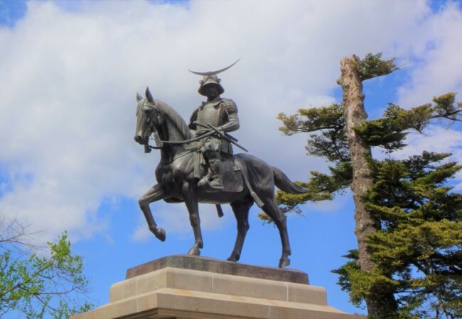 ③新しくなった政宗公騎馬像