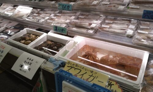 ▲カニも生きたままで販売されています。